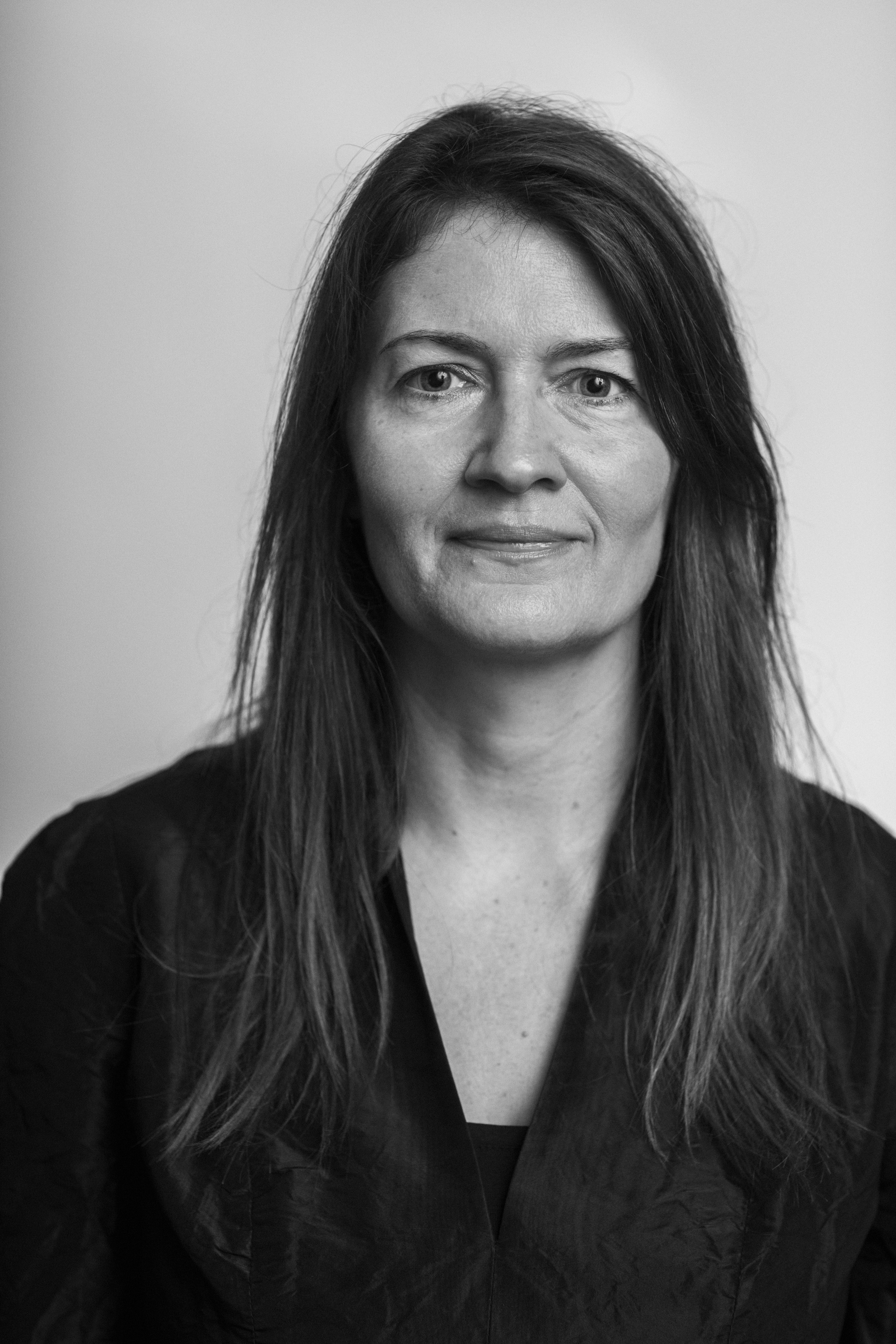 Portræt i sort/hvid af Claire Methven O´Brien 2021