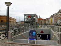 Corona-skilt udenfor en metrostation i København