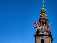 Billede af Christiansborgs tårn med flag