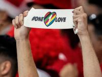 Fan med One Love anførerbind under Danmark og Tunesien på Education City Stadium i Qatar, tirsdag 22. november 2022