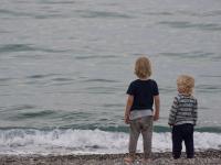 To børn på en strand