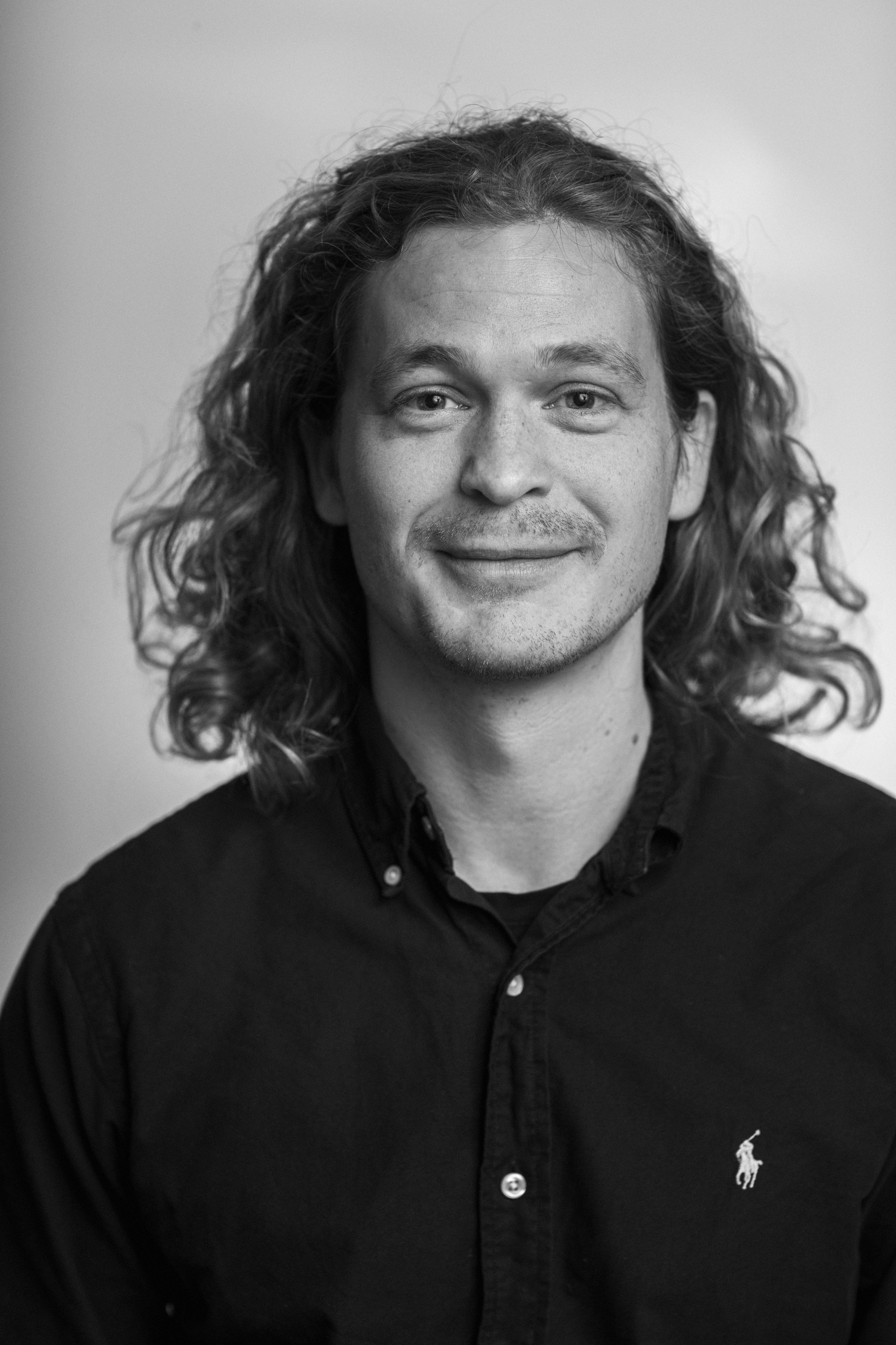 Portræt i sort/hvid af Jeppe Søndergaard 2021