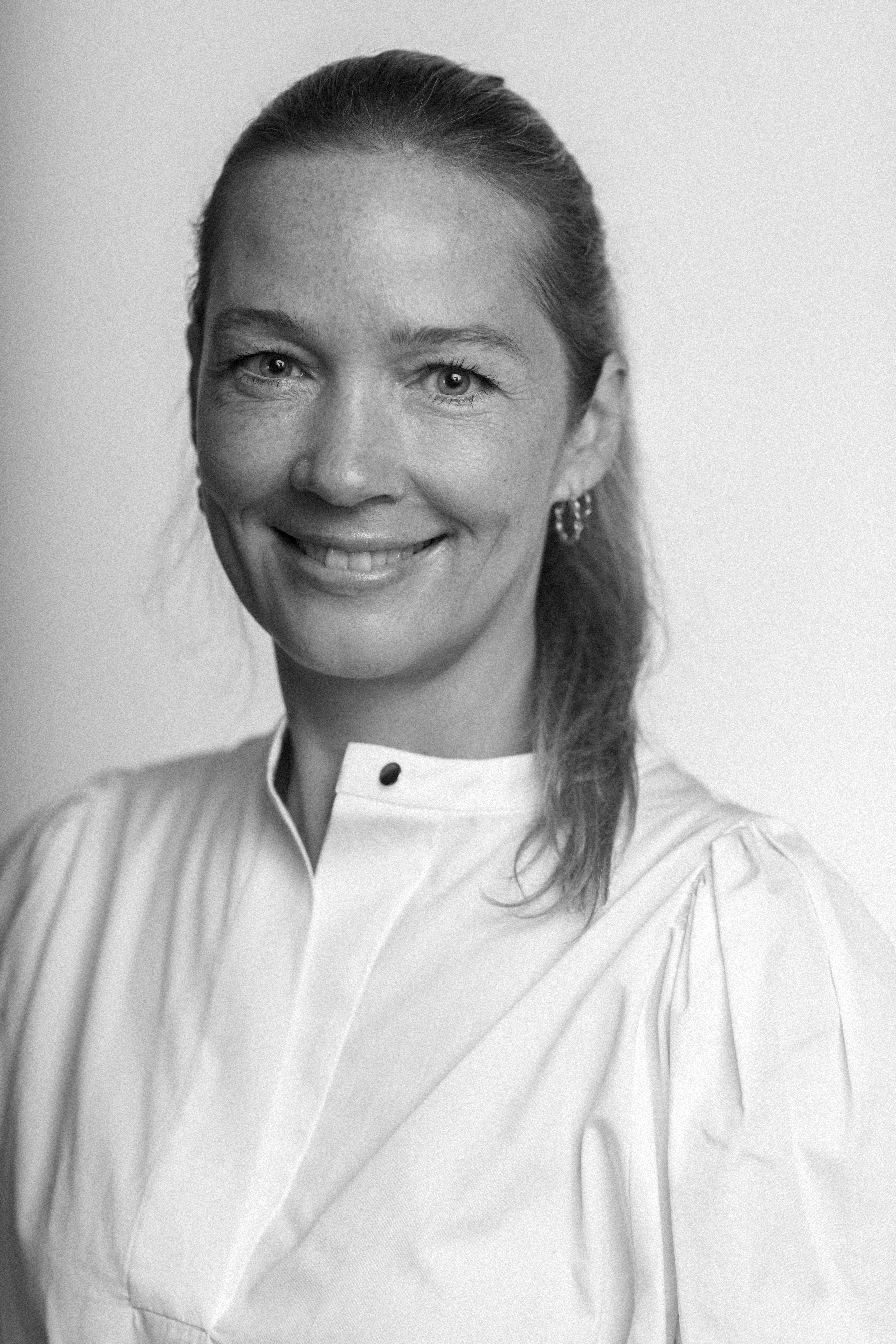 Portræt i sort/hvid af Tine Birkelund Thomsen 2021
