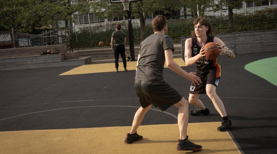 To personer spiller basket mod hinanden. 