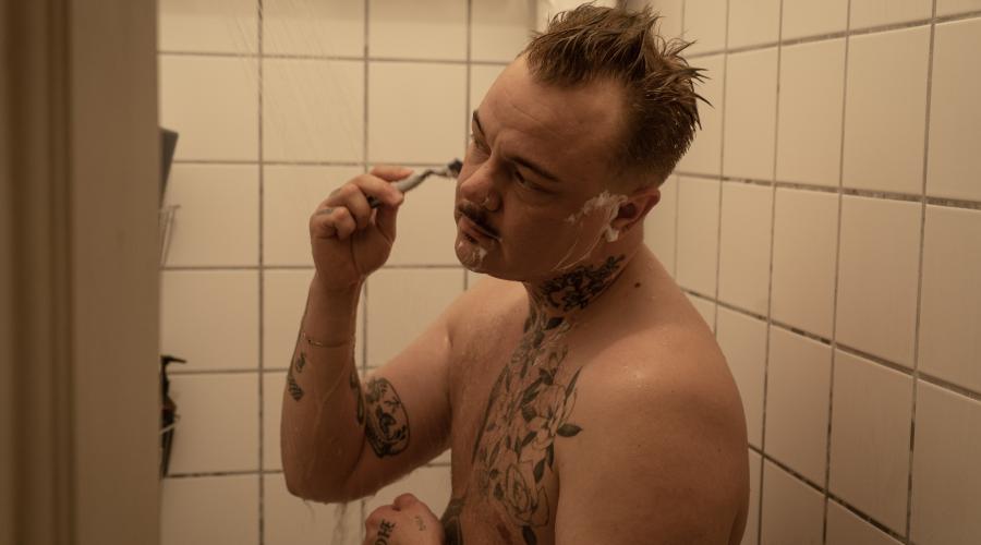 Behandling i sundhedsvæsenet - Person barberer sig foran spejlet