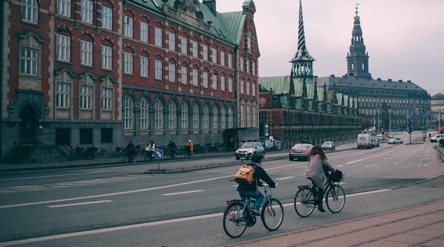 Cyklister med Christiansborg i baggrunden