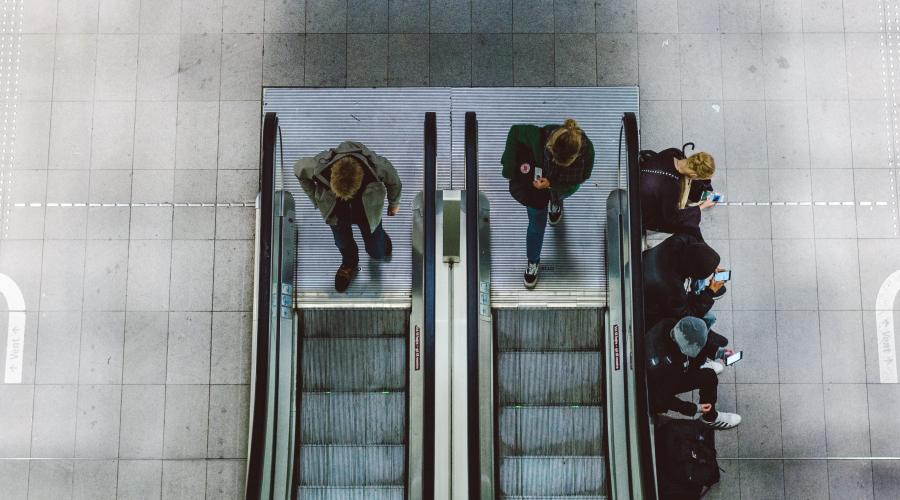 To personer på rulletrappe i Københavns metro