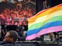 Foto viser regnbueplaget, der vajer foran en menneskemængde