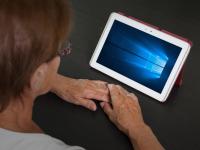 Ældre kvinde kigger på iPad