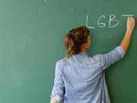 Lærer skriver LGBT på en tavle