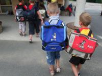 Et billede af børn på vej ind i skolen