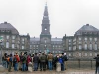 Gruppe foran Christiansborg ridebane. Foto: Colourbox