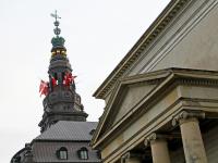 Christiansborg Slot og flag