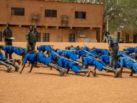 Elever træner på politiskolen i Nigers hovedstad Niamey. Foto: Ollivier Girard
