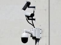 Tre overvågningskameraer på en væg