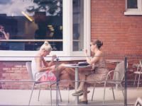 kvinder på en café