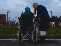 Mand i kørestol sammen med kvinde Foto: Josh Appel / Unsplash