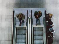 En kvinde og en mand ved en rulletrappe i metroen i København