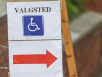 BIllede af pil til valgsted med handicapskilt